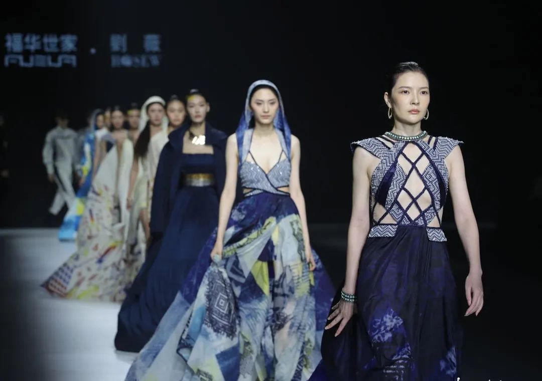 “踏歌而行” ；兰摇OSEW刘薇科技功效时装宣布